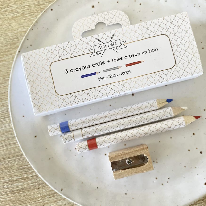 3 crayons craies + taille crayon en bois